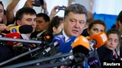 Petro Poroşenko vorbind jurnaliştilor după ce şi-a exprimat dreptul la vot, Kiev, 25 mai 2014