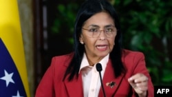 Тогда еще вице-президент Венесуэлы Дельси Родригес выступает на встрече с иностранными послами в Каракасе. 23 июня 2025 года