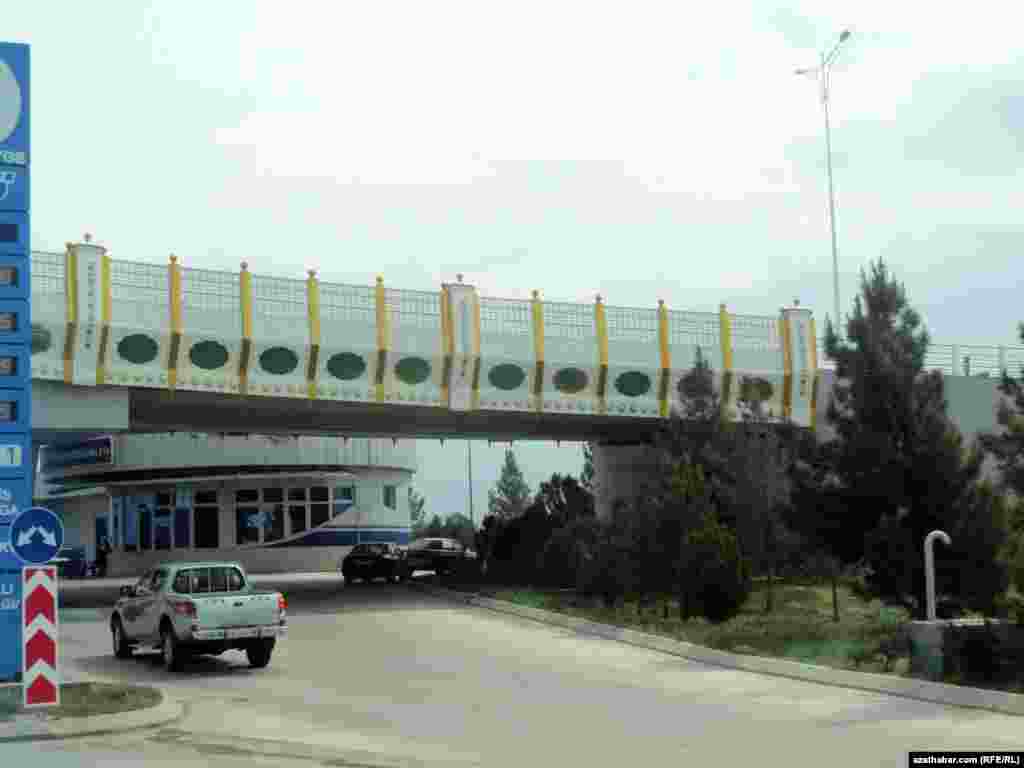 Gökdepedäki Babarap obasynda ýerleşýän köprüleriň biri