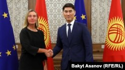 Федерика Могерини жана Чыңгыз Айдарбеков. 