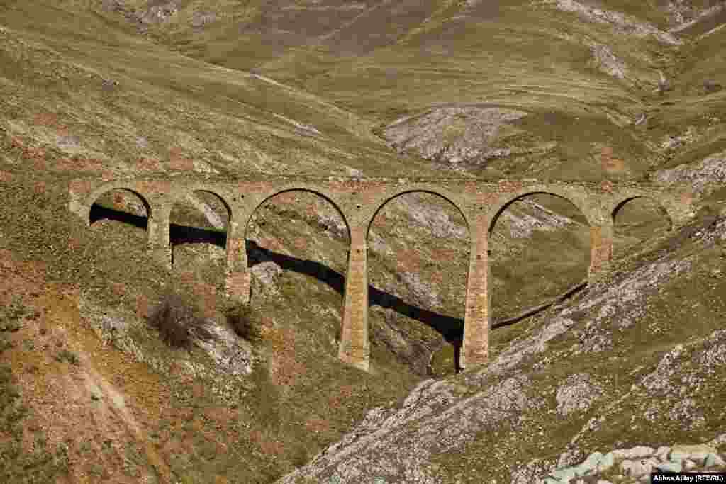 XIX əsrin ortalarında Gədəbəydə mis filizi yataqları kəşf edildikdən sonra 1855-1856-cı illərdə yerli sahibkarlar tərəfindən tikilir, 1865-ci ildə həmin zavod alman sahibkar Fon Siemens tərəfindən alınaraq istifadə edilir.