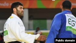 Египетский дзюдоист Ислам эль-Шехаби отказывается пожать руку израильтянину Ору Сассону после матча, Рио-де-Жанейро, 15 августа 2016 года. 