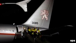 Пораненого громадянина України доправляють із чеського військового літака до автомобіля швидкої допомоги в Празі, лютий 2014 року