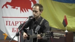 Сьпявае Раман Яраш на акцыі салідарнасьці з народам Украіны