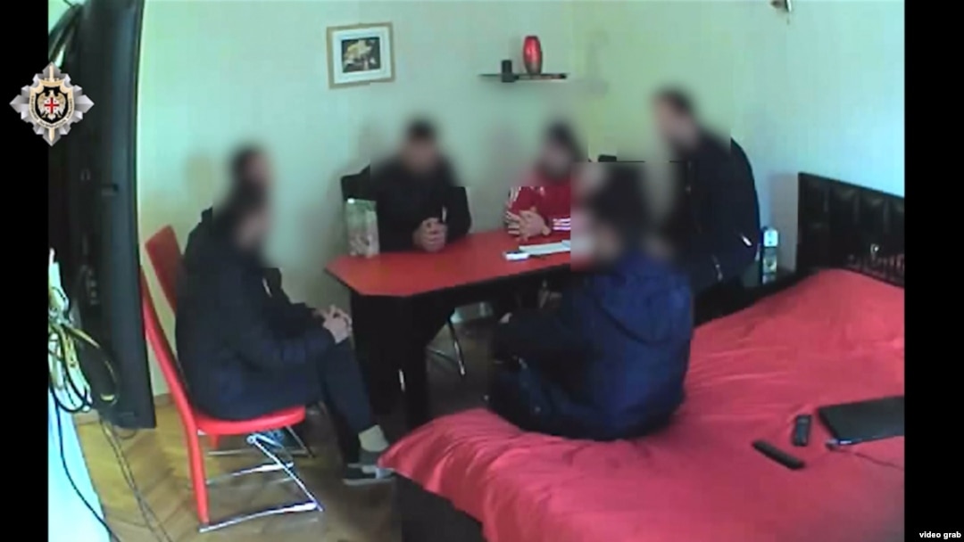 Адвокаты говорят, что в видеозаписях, предоставленных суду, не запечатлен момент передачи денег и даже не озвучены соответствующие требования