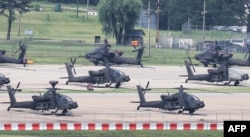 Вертолеты AH-64 Apache Армии США на американской военной базе Кэмп-Хамфрис в южнокорейском Пхёнтхэке. 19 августа 2026 года