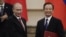 Orsýetiň premýer-ministri Wladimir Putin (çepde) Hytaýyň premýer-ministri Wen Jiabao bilen duşuşýar, Pekin, 11-nji oktýabr.