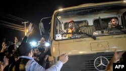 150 esgerden ybarat bolan peşmerge güýçleri, agyr ýaraglaryny getirýän ýük maşynlarynda, serhetden geçdiler.