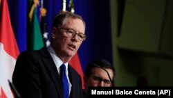 U.S. -- U.S. Trade Representative Robert Lighthizer, center, with Canadian Minister of Foreign Affairs Chrystia Freeland, left, and Mexico's Secretary of Economy Ildefonso Guajardo Villarreal, right, speaks during the conclusion of the fourth round of neg