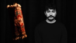 გალიბ გასანოვი და მისი ფარდაგი გამოფენაზე. ილუსტრაცია 