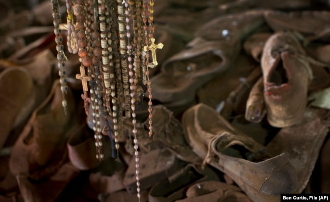 اشیای بازمانده از قربانیان نسل‌کشی رواندا در یادمان کشته‌شدگان در کلیسای ان‌تاراما