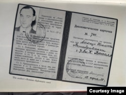 Дипломатическая карточка Джона Вассалла