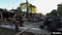 آتش‌نشان‌ها در محل یکی از حملات موشکی روسیه به ویلنیانسک، اوکراین