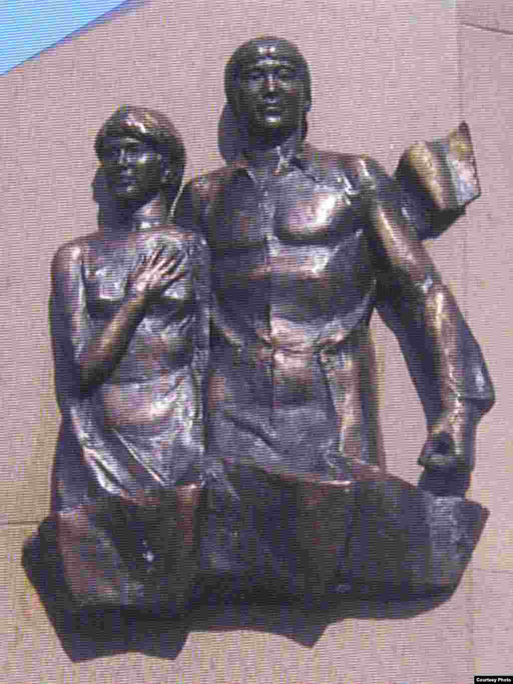Памятник героям Декабря Ерболу Спатаеву и Ляззат Асановой. Город Жаркент Алматинской области, ноябрь 2008 года. 