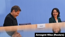 Lideri Zelene stranke Robert Habek i Analena Berbok na konferenciji u Berlinu povodom rezultata izbora, 15. mart 2021.