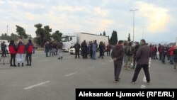 Radnici koji podrzavaju Upravu KAP-a blokirali saobraćajnicu nakon najave vlasnika da će otpustiti sve zaposlene, Podgorica (5. mart)