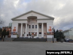 Оформление кинотеатра «Крым» в стилистике современного российского патриотизма. Крым, Феодосия, январь 2026 года