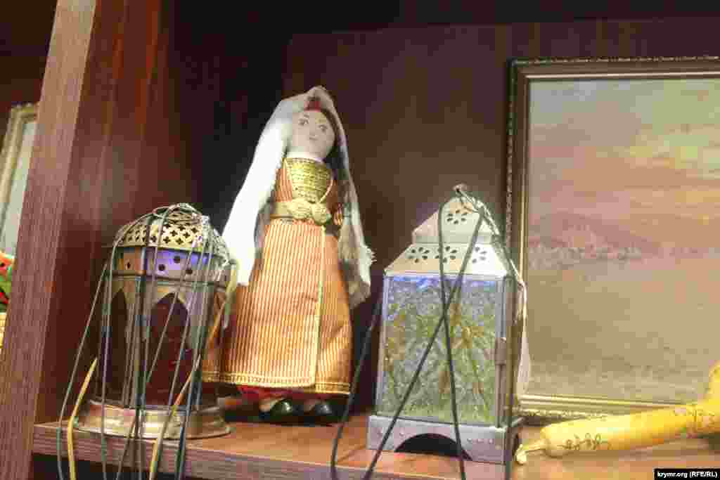 Лілія Іслямова, лялька в традиційному кримськотатарському одязі