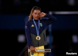 Rebeca Andrade (BR) plânge de emoție în timpul ceremoniei de medaliere, cu aurul la gât.