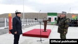 Президент Сооронбай Жээнбеков жана Мамлекеттик чек ара кызматынын башчысы Уларбек Шаршеев. Чек ара заставасынын ачылышы. 20-февраль, 2019-жыл.