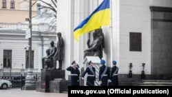1 березня на площі Конституції біля будівлі парламенту відбулася перша така церемонія