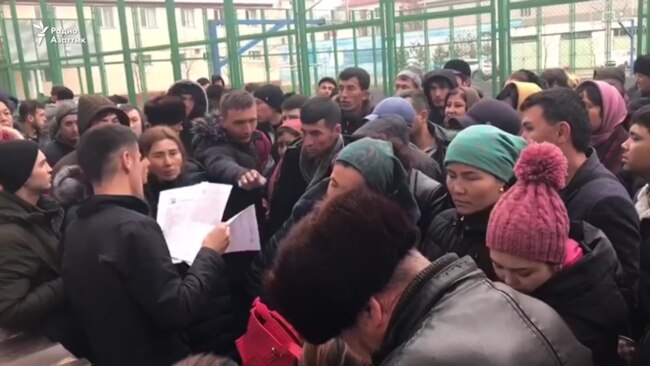 Узбекистан возвращает из соседних стран своих студентов