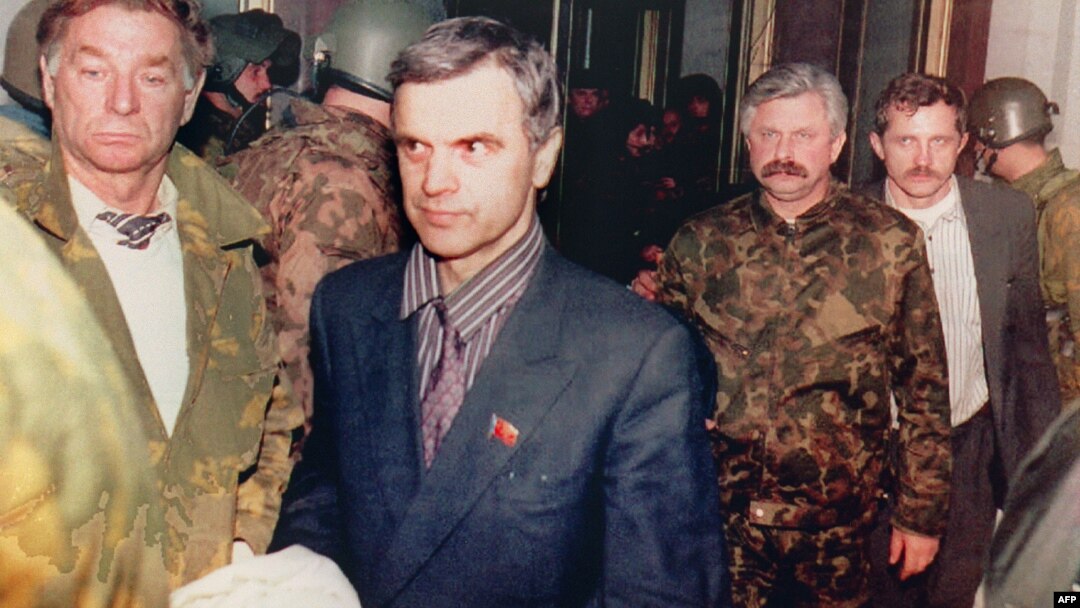 Ruslan Xasbulatovun parlament binasında həbsi. Moskva. 1993