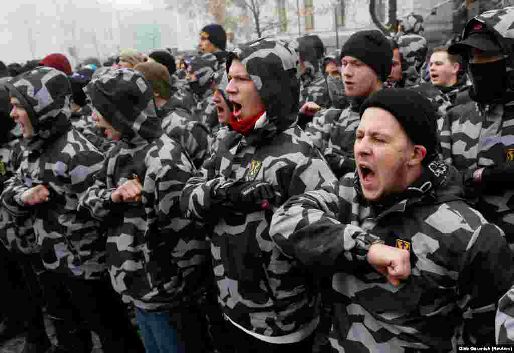 Ресейде ұсталған украин теңізшілерін қолдап, марш өткізген ультра-оңшыл партия өкілдері ұран тастап, айғайлап жатыр. 25 қарашада таңертең Керчь бұғазында Ресей әскерилері украин кемелерін атқылап, екі әскери&nbsp;кемені ұстаған. Ресей украин кемелері территориядан &quot;заңсыз кесіп өтті&quot; деп айыптаса, Украина кемелердің бұл аумақтан өтетіні &quot;алдын-ала ескертілгенін&quot; айтып, кемелердің заңсыз ұсталғанын айтқан. Ізінше Ресей соты 12 украин теңізшісін екі айға қамап, қылмыстық іс қозғады. Киев, 26 қараша 2018 жыл