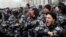 Таиландтағы жәрмеңке барысында "Өлім құдығы" атты аттракционда өнер көрсеткен мотоциклист