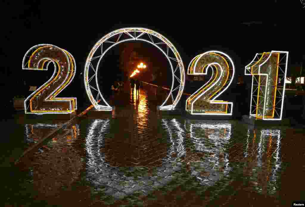 В Евпатории установили светящуюся инсталляцию в виде цифр наступающего года