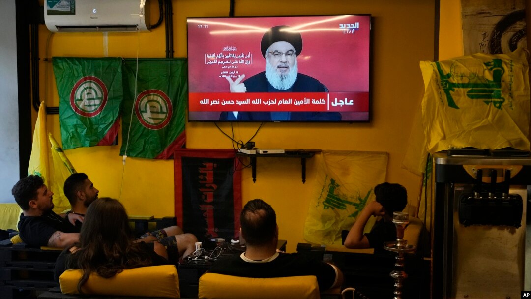 Libanezii urmăresc reacția liderului Hezbollah, Hassan Nasrallah, după exploziile pagerelor și stațiilor de emisie-recepție din ultimele zile. În timpul discursului, avioanele de luptă israeliene zboară deasupra Beirutului. 19 septembrie.