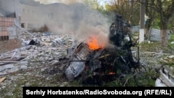 Раніше 25 травня очільник міської військової адміністрації Краматорська повідомив про трьох поранених внаслідок удару по місту