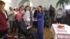 Поранений боєць та його наречена одружилися у військовому госпіталі Києва (відео)