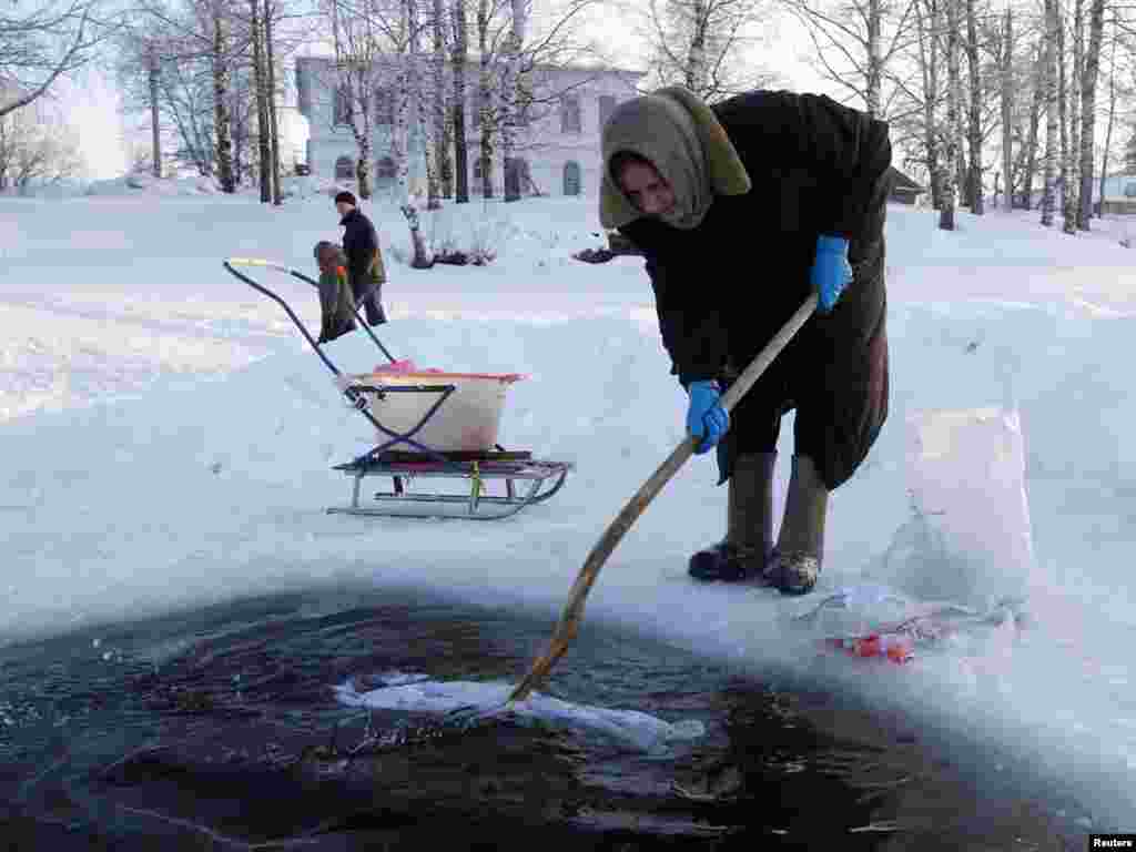 Rusija - Ispiranje rublja u jezeru Silverskoye, Kirilov, 17.01.2011. Foto: Reuters / Mikhail Voskresensky 