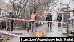 Коммунальные службы ликвидируют последствия от сбитых БпЛА у дома по улице Гоголя в Севастополе в ночь на 17 февраля 2026 года