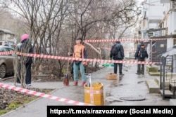 Коммунальные службы ликвидируют последствия от сбитых БпЛА в доме по улице Гоголя в Севастополе в ночь на 17 февраля 2026 года