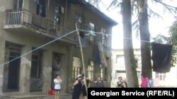 Большинство беженцев после выборов стали самовольно занимать пустующие здания 