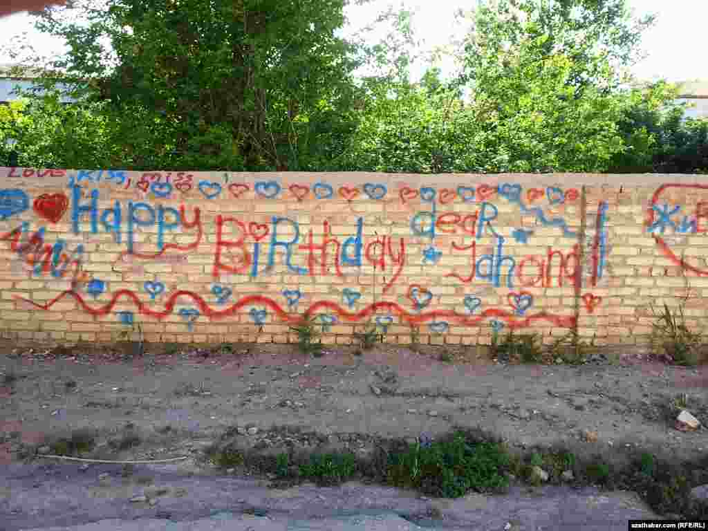 "Doglan g&uuml;n&uuml;ň gutly bolsun, gadyrly Jahana!" atly &yacute;azgy. T&uuml;rkmenabat