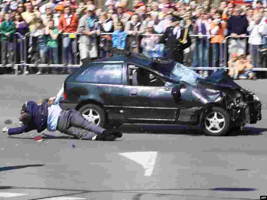 Holandija - Auto probilo sigurnosne blokade - Kraljevska obitelj u Holandiji je bila šokirana kada je vidjela auto koje je probilo sigurnosni koridor i udarilo u obližnji ulični stub. Vozač je poginuo.
