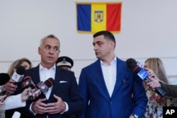 Кэлин Джорджеску, снятый с выборов (слева) и его ставленник Джордже Симион (справа). Бухарест, 18 мая 2025 года