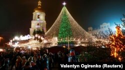 Щоб очистити святкові локації, довелося залучити спецтехніку, кажуть комунальники