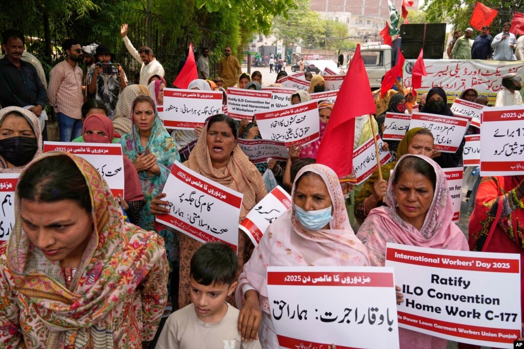 Gra nga një union punëtorësh duke protestuar në Lahore, Pakistan.