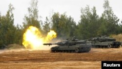 Tancuri Leopard 2 ale armatei spaniole la exercițiul NATO Silver Arrow 2022, poligonul militar Adazi, Letonia, 29 septembrie 2022.