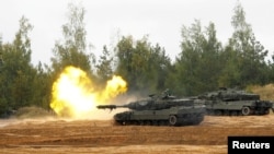Tenkovi "Leopard 2" su posebno dizajnirani da se takmiče sa ruskim tenkovima T-90, koji se koriste u invaziji. Veruje se da ih ima više od 2.000 širom sveta