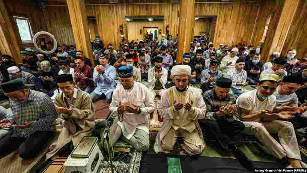 Muslims attend prayers to mark Eid al-Fitr at the Gadel Mosque in Kazan in the Russian republic of Tatarstan.&nbsp;