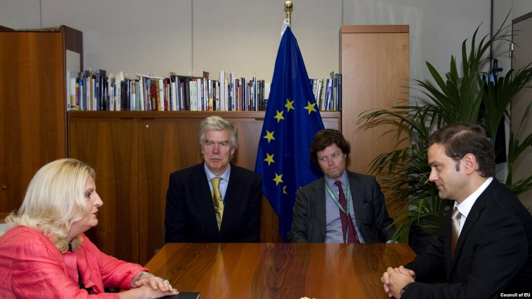 EU mediator Robert Cooper (second left) attends a meeting between Kosovo's Edita Tahiri (left) and Serbia's Borko Stefanovic in Brussels last month.