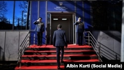 Kryeministri i Kosovës, Albin Kurti, duke hyrë në ndërtesën e Qeverisëm 15 shkurt 2026.