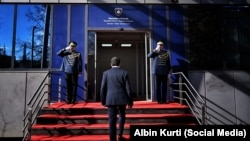 Premijer Kosova Albin Kurti ulazi u zgradu Vlade 15. februara 2026.