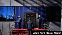 Premijer Kosova Albin Kurti ulazi u zgradu Vlade 15. februara 2026.