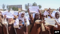 Ученички от района на Източен Нил в Судан държат плакати по време на протест срещу паравоенните Сили за бърза подкрепа (RSF), които преди дни превзеха град Ел Фашер и бяха обвинени в редица военни престъпления, включително масови убийства и изнасилвания, 3 ноември 2025 г.